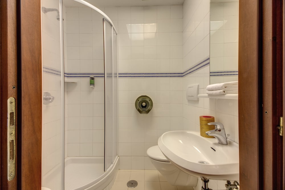 Hotel Corona — Hotel rooms in Rome, Lazio