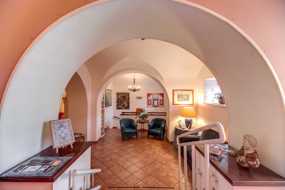Hotel Corona — Hotel building in Rome, Lazio