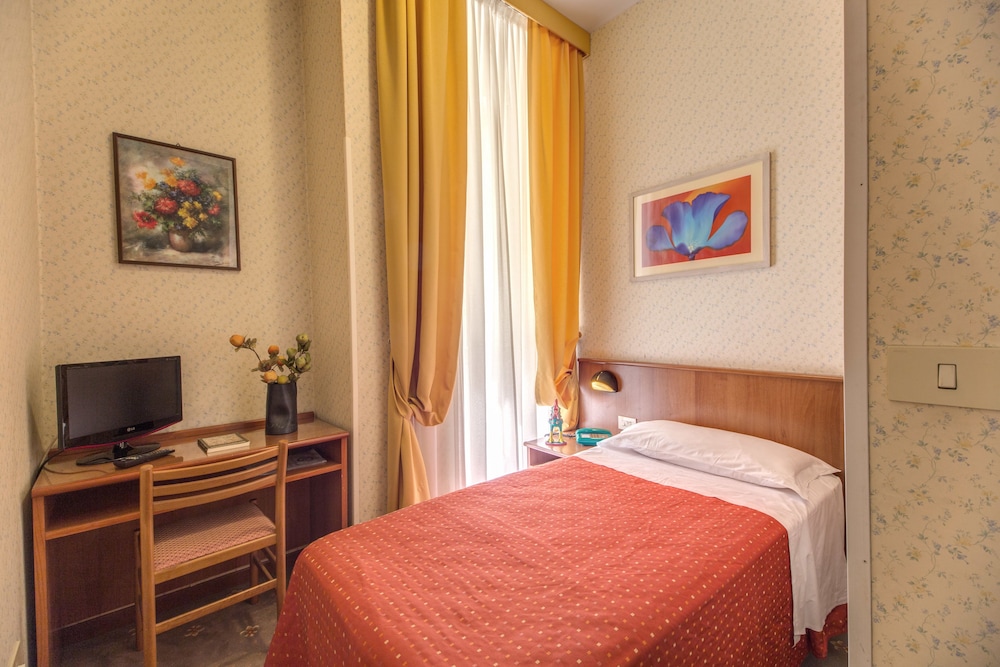 Hotel Corona — Hotel rooms in Rome, Lazio