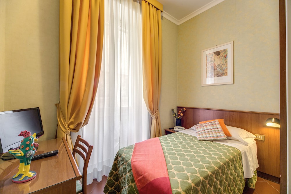 Hotel Corona — Hotel rooms in Rome, Lazio