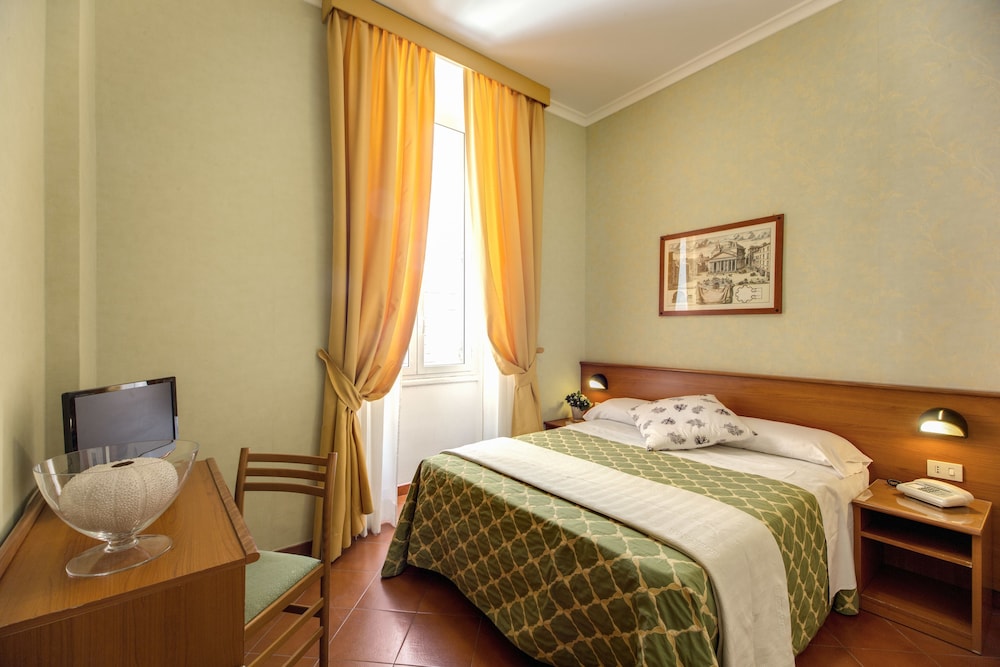 Hotel Corona — Hotel rooms in Rome, Lazio