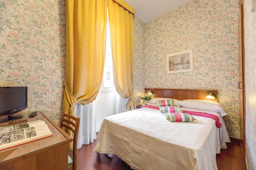 Hotel Corona — Hotel rooms in Rome, Lazio