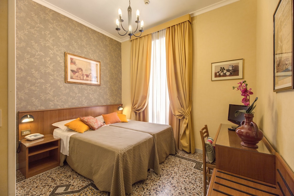 Hotel Corona — Hotel rooms in Rome, Lazio