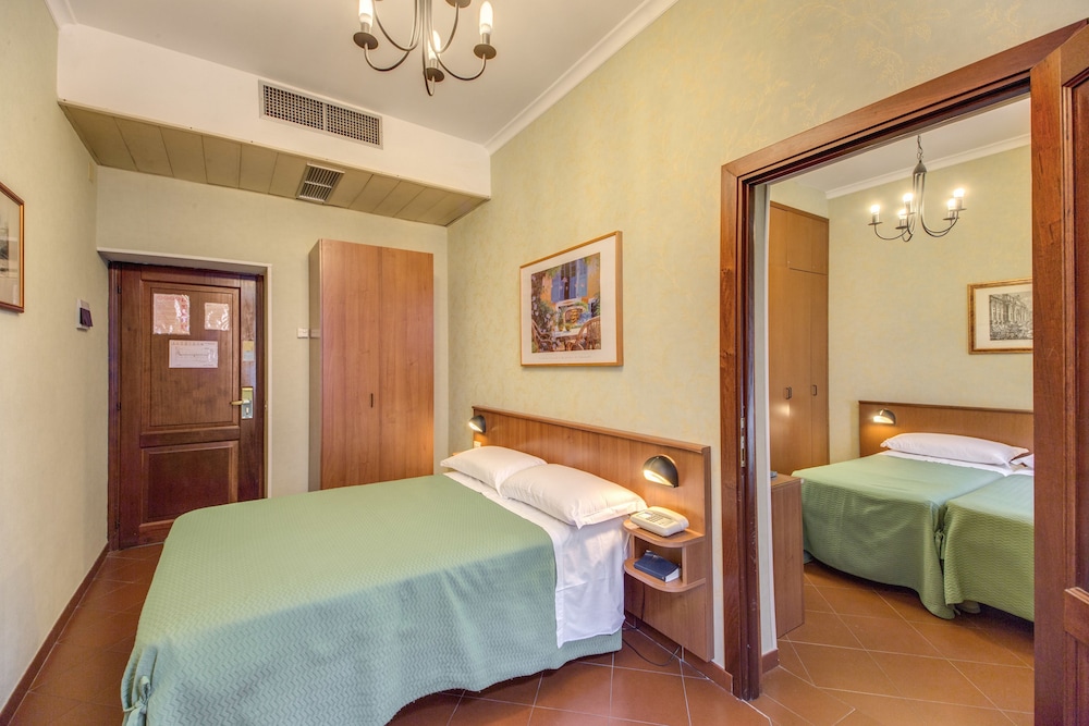 Hotel Corona — Hotel rooms in Rome, Lazio