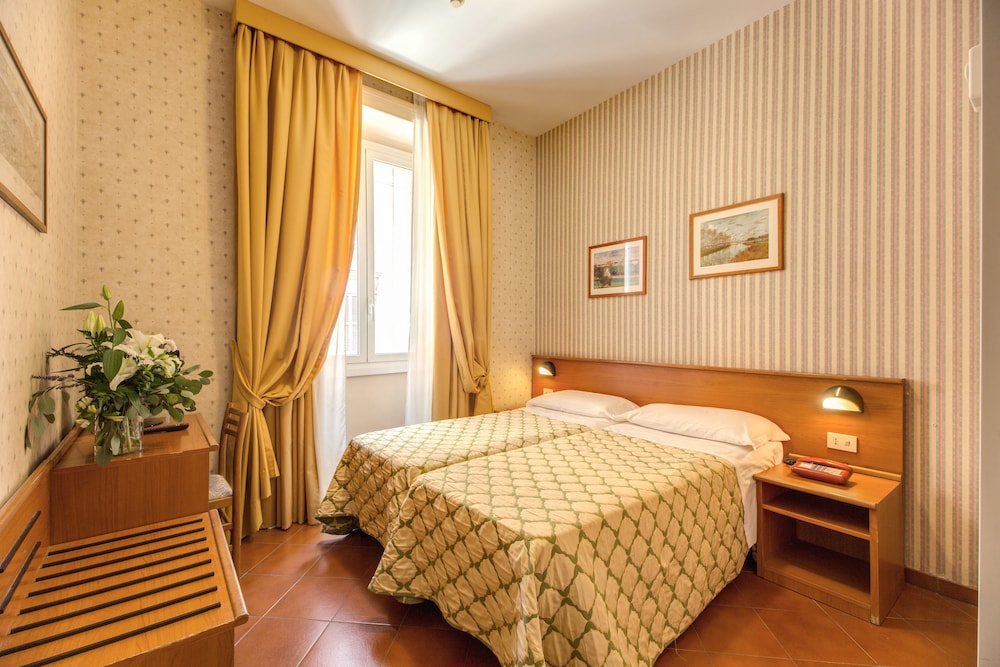 Hotel Corona — Hotel rooms in Rome, Lazio