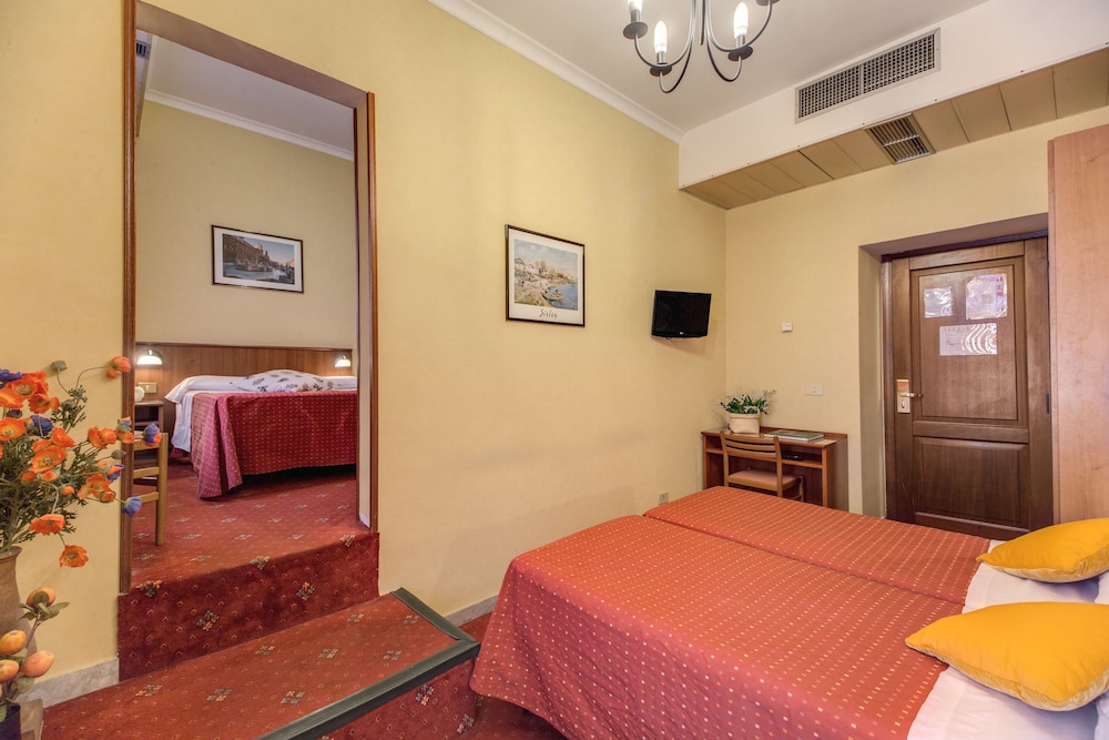 Hotel Corona — Hotel rooms in Rome, Lazio