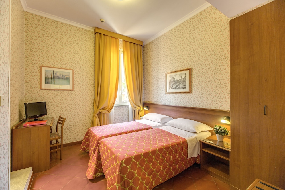 Hotel Corona — Hotel rooms in Rome, Lazio