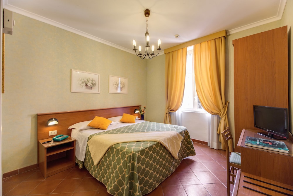 Hotel Corona — Hotel rooms in Rome, Lazio