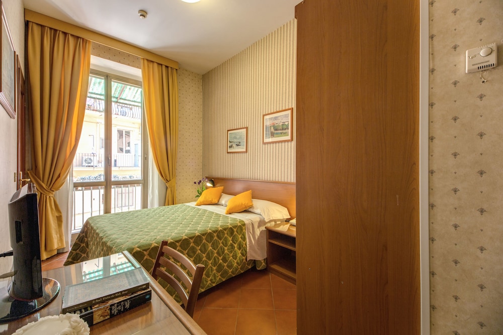 Hotel Corona — Hotel rooms in Rome, Lazio
