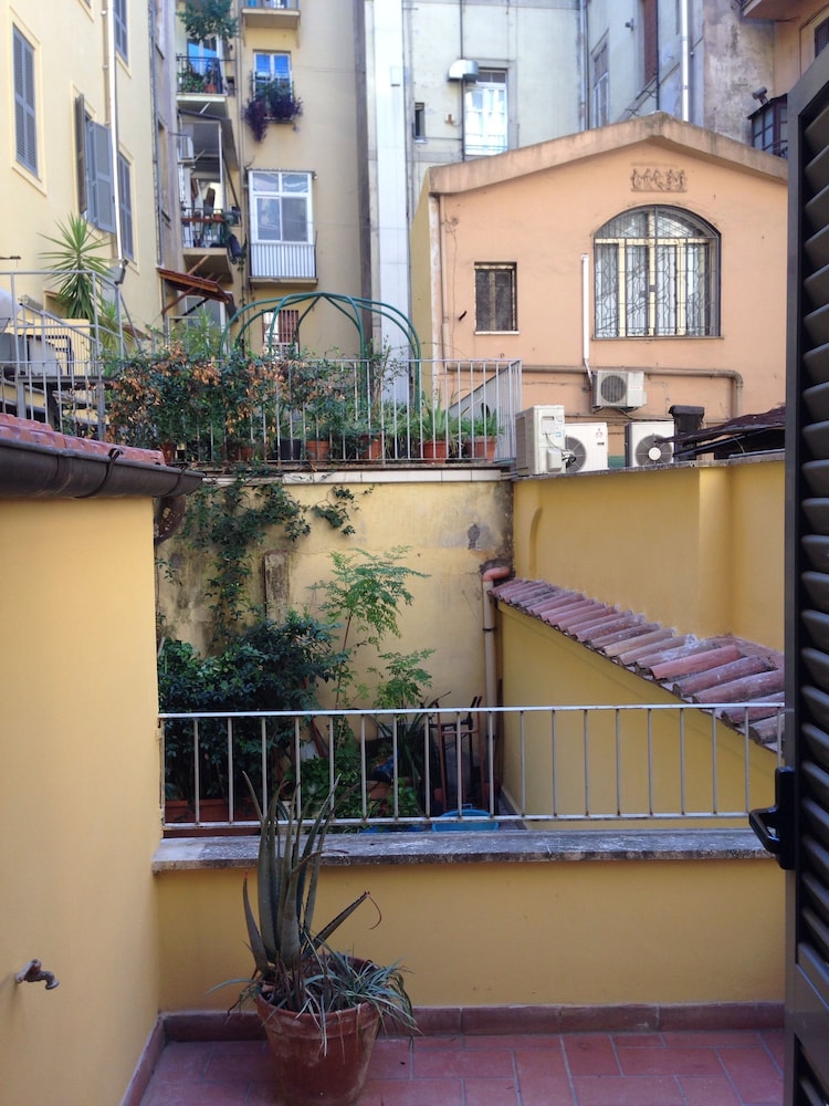 Hotel Corona — Hotel building in Rome, Lazio
