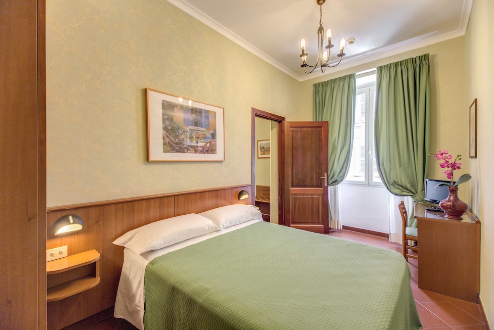 Hotel Corona — Hotel rooms in Rome, Lazio