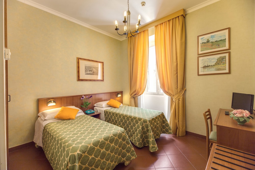 Hotel Corona — Hotel rooms in Rome, Lazio