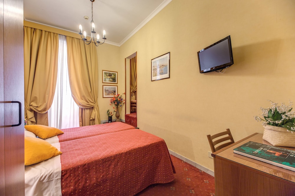 Hotel Corona — Hotel rooms in Rome, Lazio