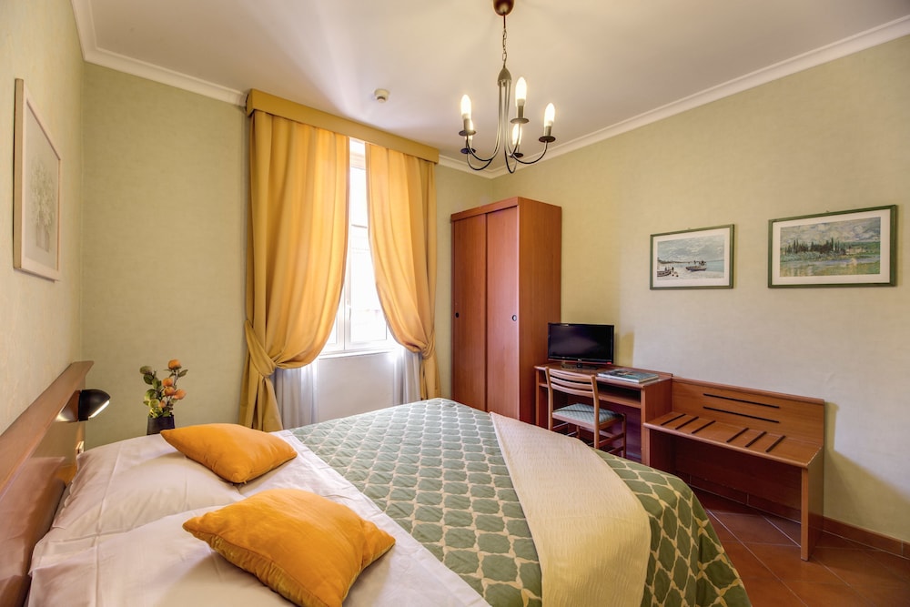 Hotel Corona — Hotel rooms in Rome, Lazio