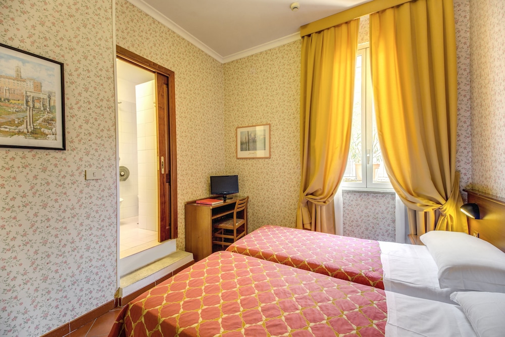 Hotel Corona — Hotel rooms in Rome, Lazio