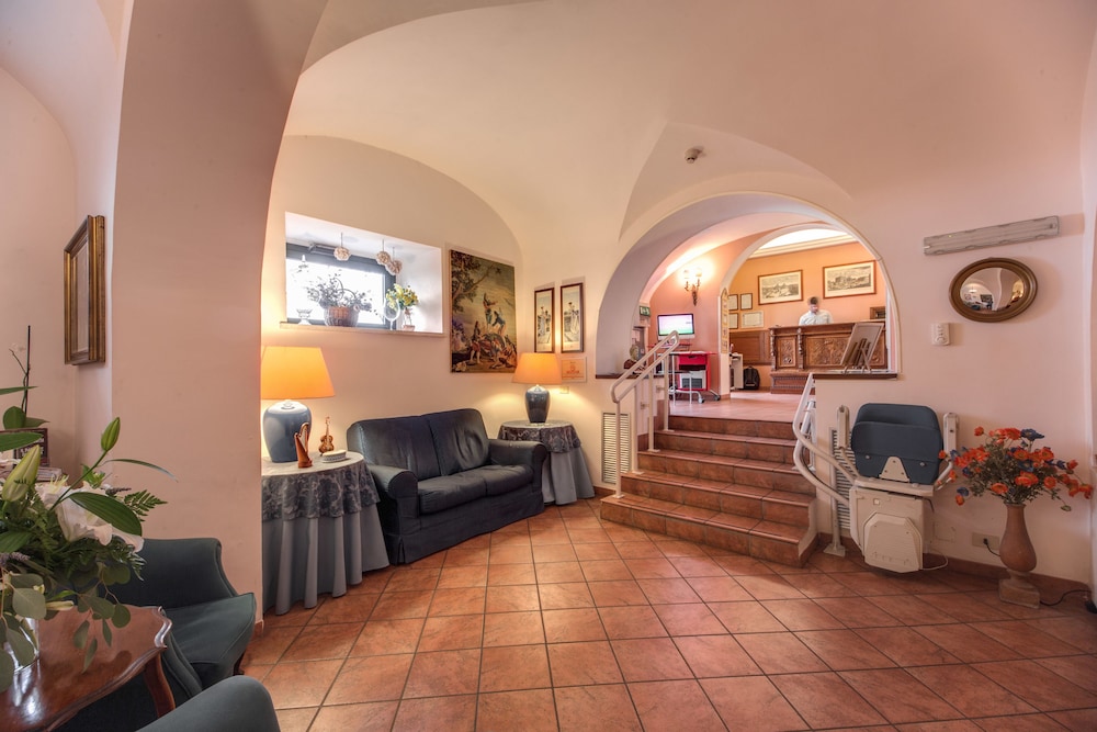 Hotel Corona — Hotel building in Rome, Lazio