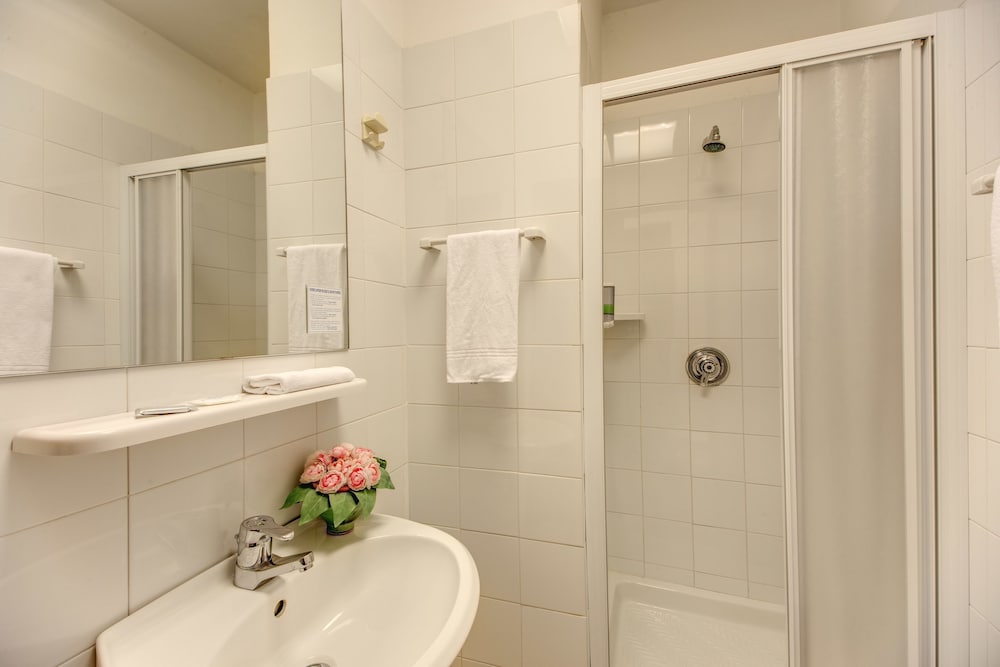 Hotel Corona — Hotel rooms in Rome, Lazio