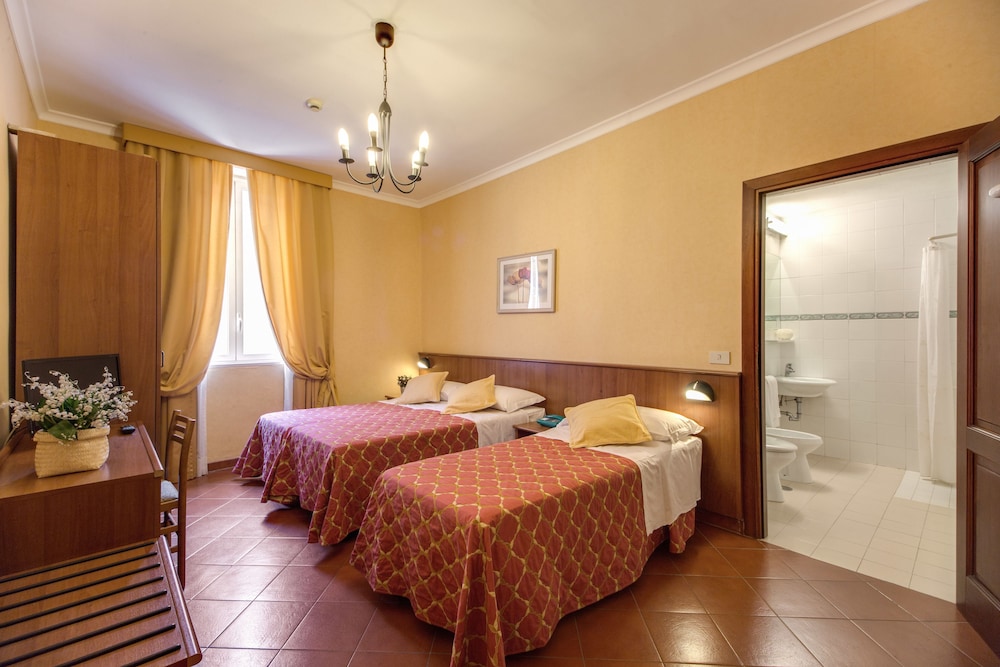 Hotel Corona — Hotel rooms in Rome, Lazio