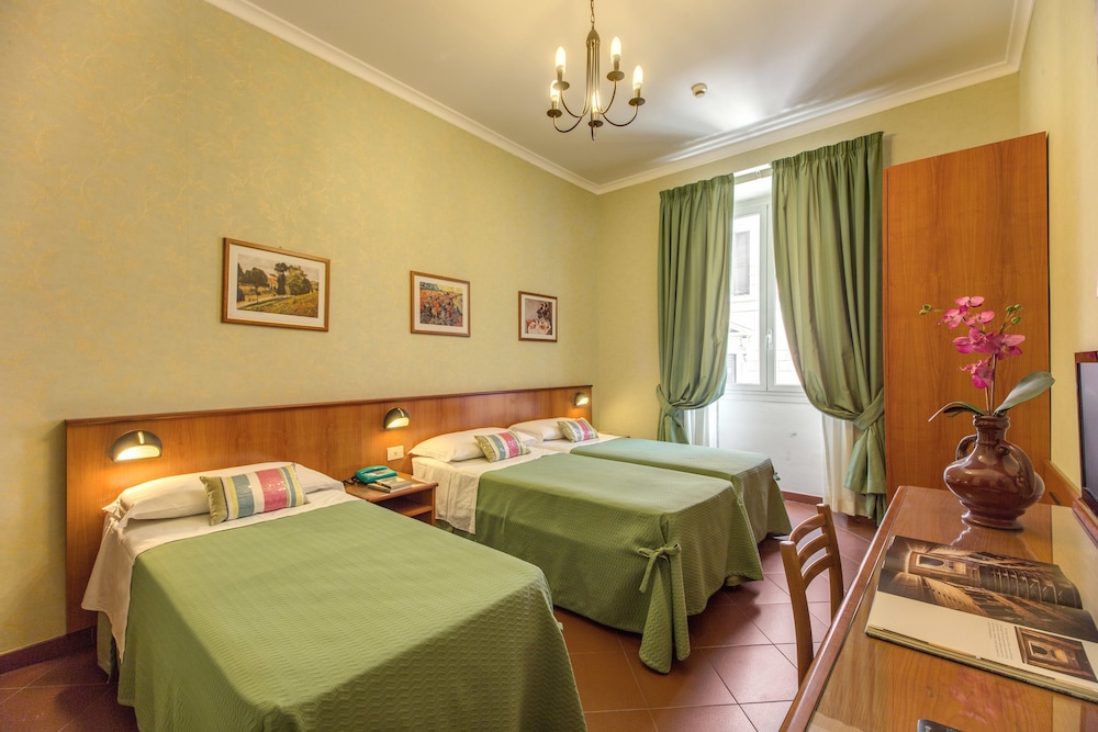 Hotel Corona — Hotel rooms in Rome, Lazio