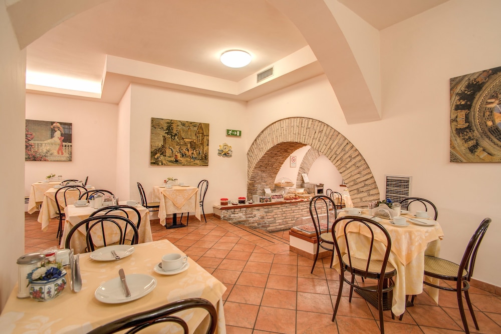 Hotel Corona — Restaurant & bars in Rome, Lazio