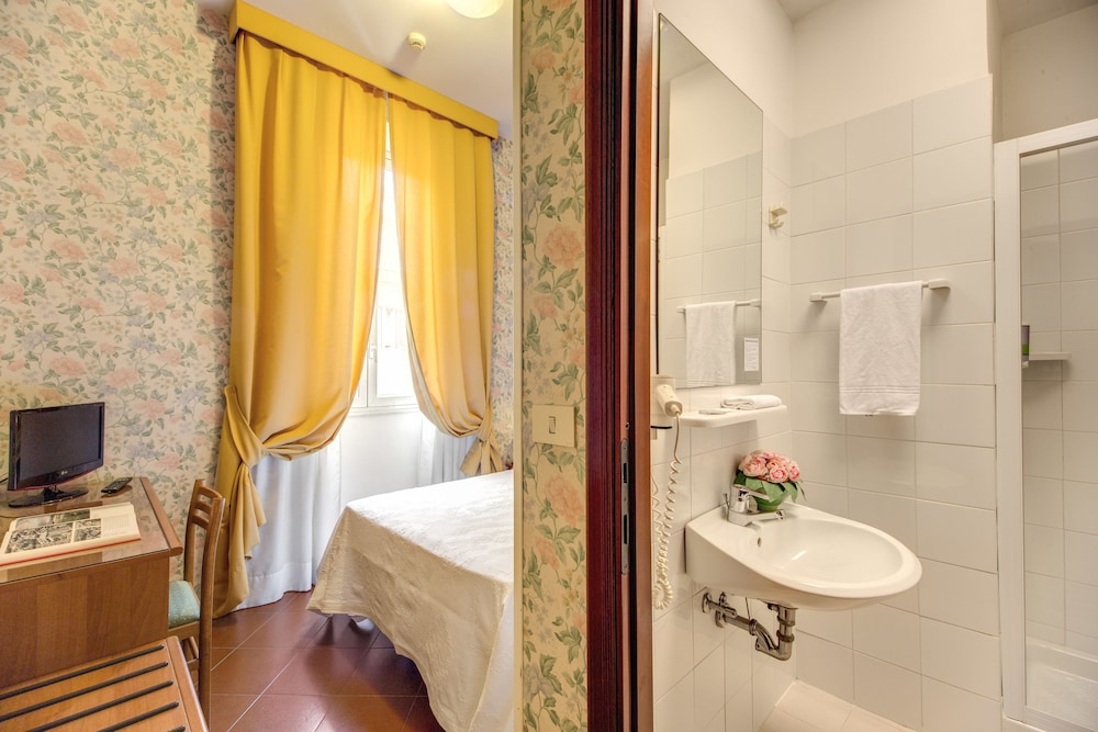 Hotel Corona — Hotel rooms in Rome, Lazio