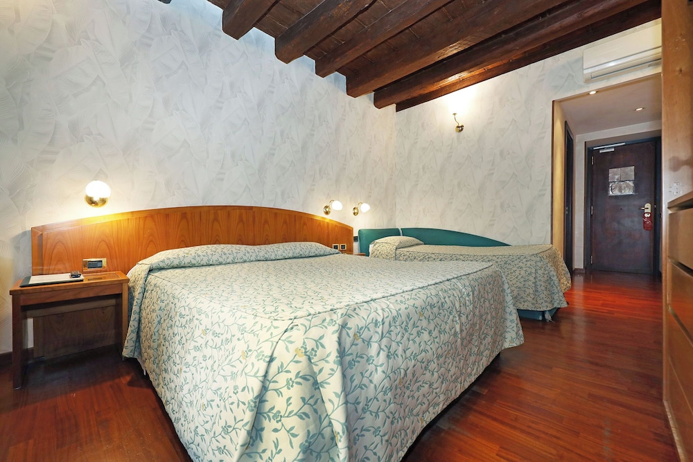 Hotel Corot — Hotel rooms in Rome, Lazio