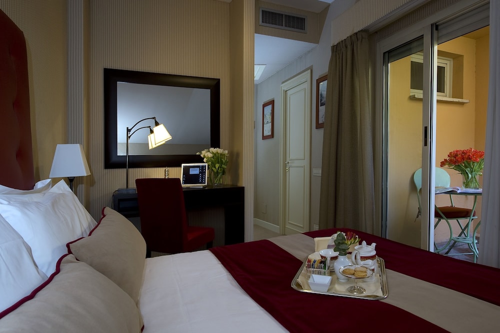 Dei Borgognoni Hotel — Hotel rooms in Rome, Lazio