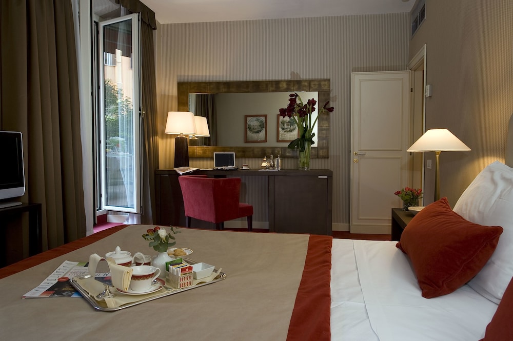 Dei Borgognoni Hotel — Hotel rooms in Rome, Lazio