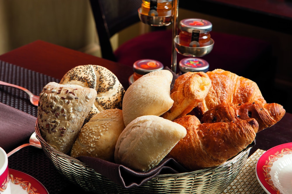 Dei Borgognoni Hotel — Restaurant & bars in Rome, Lazio