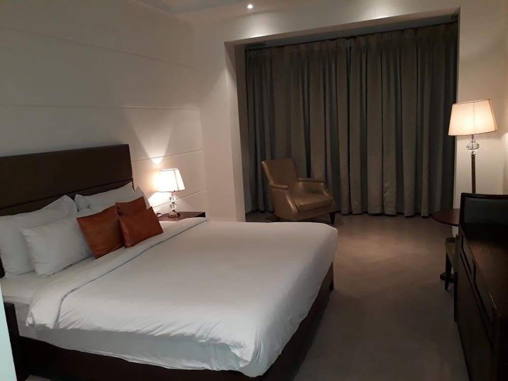 Lemon Tree Hotel Candolim Goa — Hotel rooms in Candolim, Goa