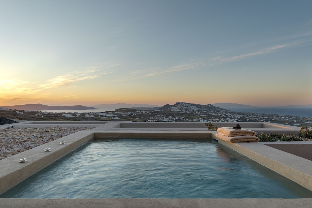 North Santorini - A Luxury Spa Hotel — Swimming pool in Pyrgos Kallistis, South Aegean