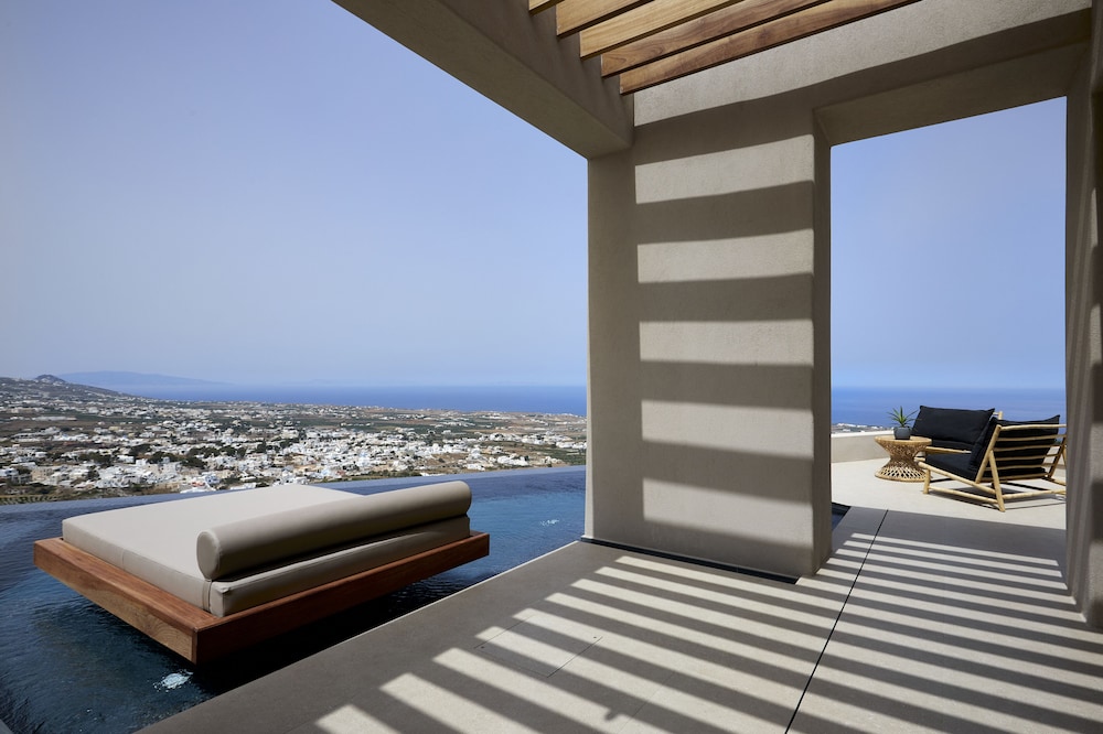 North Santorini - A Luxury Spa Hotel — Swimming pool in Pyrgos Kallistis, South Aegean
