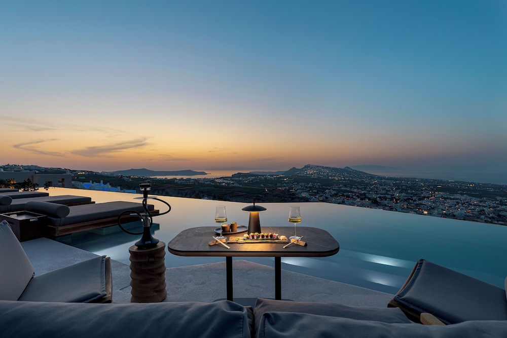 North Santorini - A Luxury Spa Hotel — Restaurant & bars in Pyrgos Kallistis, South Aegean