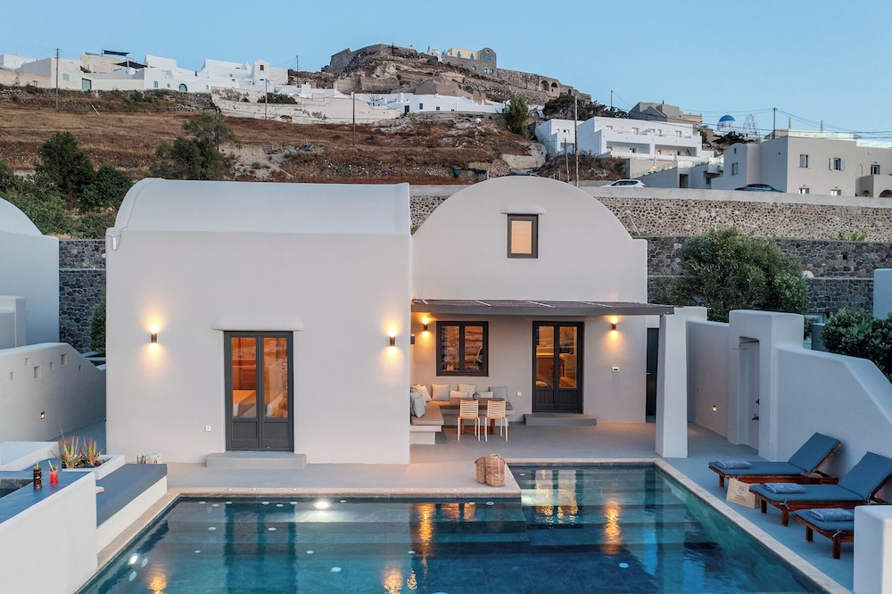 North Santorini - A Luxury Spa Hotel — Swimming pool in Pyrgos Kallistis, South Aegean