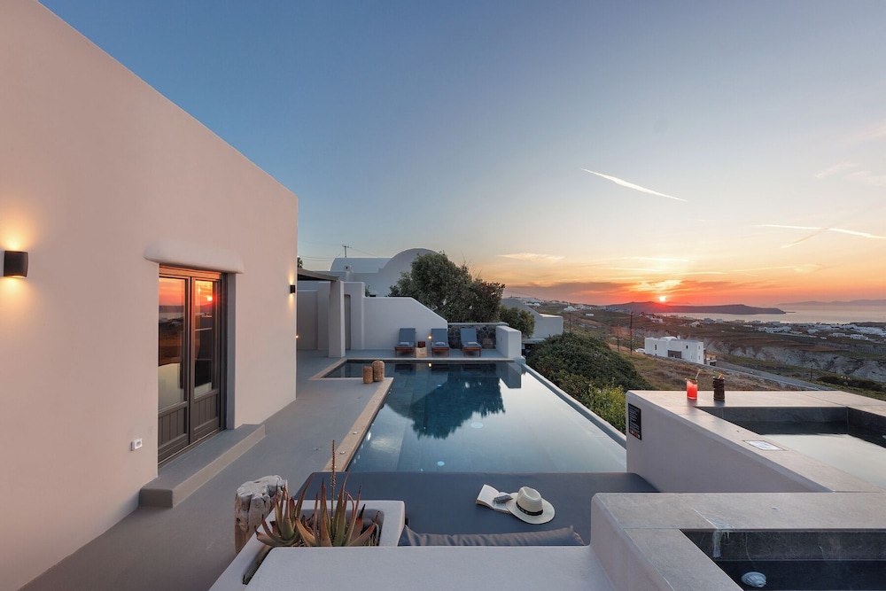 North Santorini - A Luxury Spa Hotel — Swimming pool in Pyrgos Kallistis, South Aegean