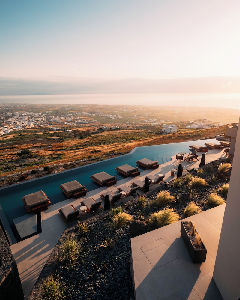 North Santorini - A Luxury Spa Hotel — Main photo in Pyrgos Kallistis, South Aegean