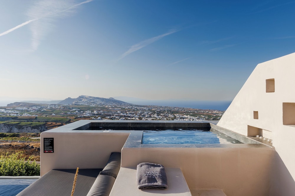 North Santorini - A Luxury Spa Hotel — Swimming pool in Pyrgos Kallistis, South Aegean