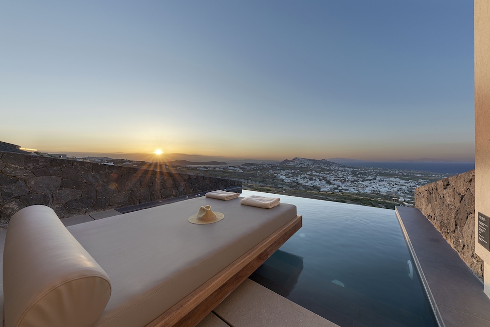 North Santorini - A Luxury Spa Hotel — Swimming pool in Pyrgos Kallistis, South Aegean