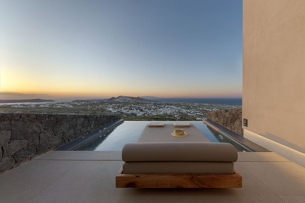 North Santorini - A Luxury Spa Hotel — Swimming pool in Pyrgos Kallistis, South Aegean