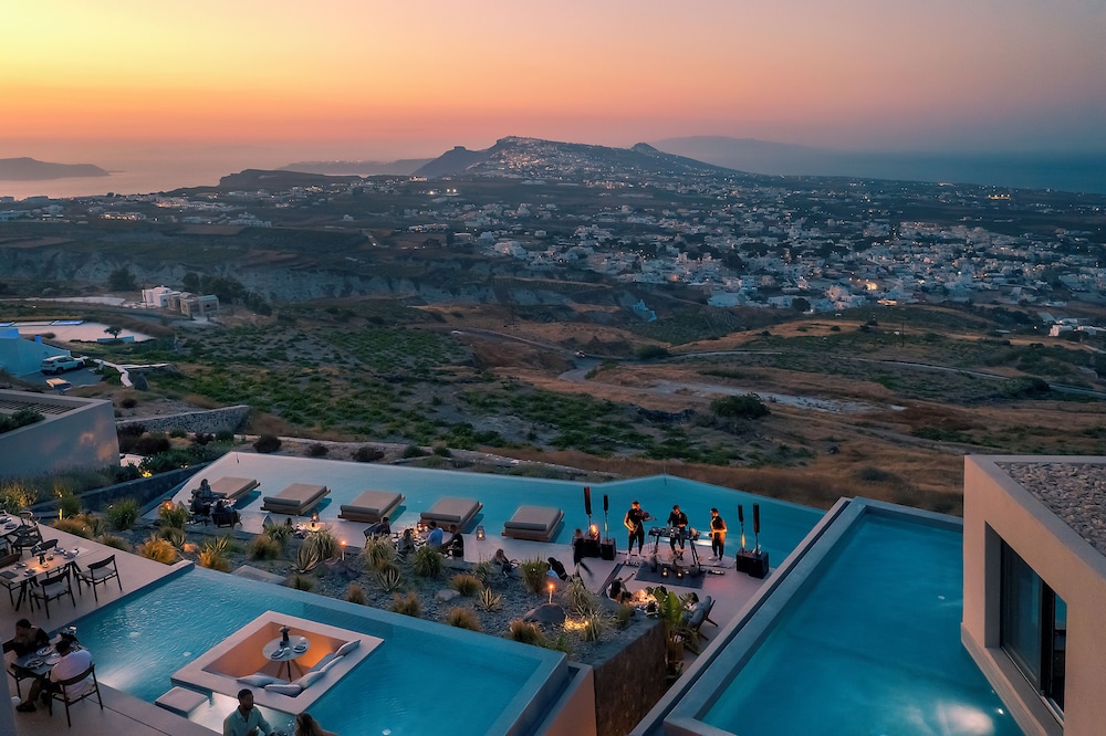 North Santorini - A Luxury Spa Hotel — Restaurant & bars in Pyrgos Kallistis, South Aegean
