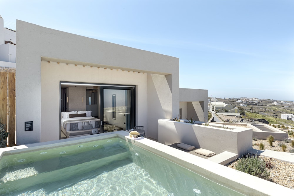 North Santorini - A Luxury Spa Hotel — Swimming pool in Pyrgos Kallistis, South Aegean