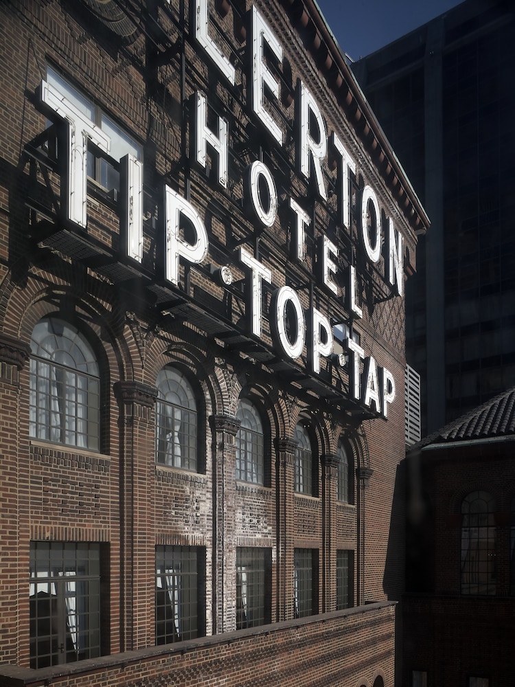 Warwick Allerton - Chicago — Hotel building in Chicago, Illinois