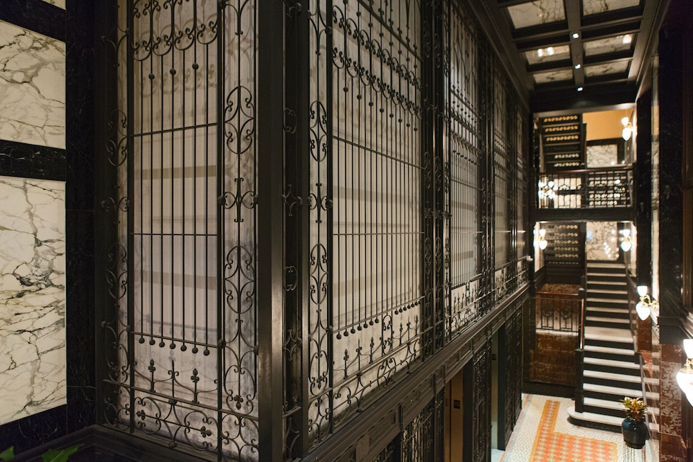 Staypineapple, An Iconic Hotel, The Loop — Hotel building in Chicago, Illinois