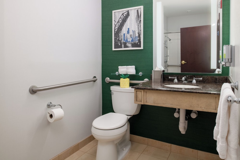 Staypineapple, An Iconic Hotel, The Loop — Hotel rooms in Chicago, Illinois