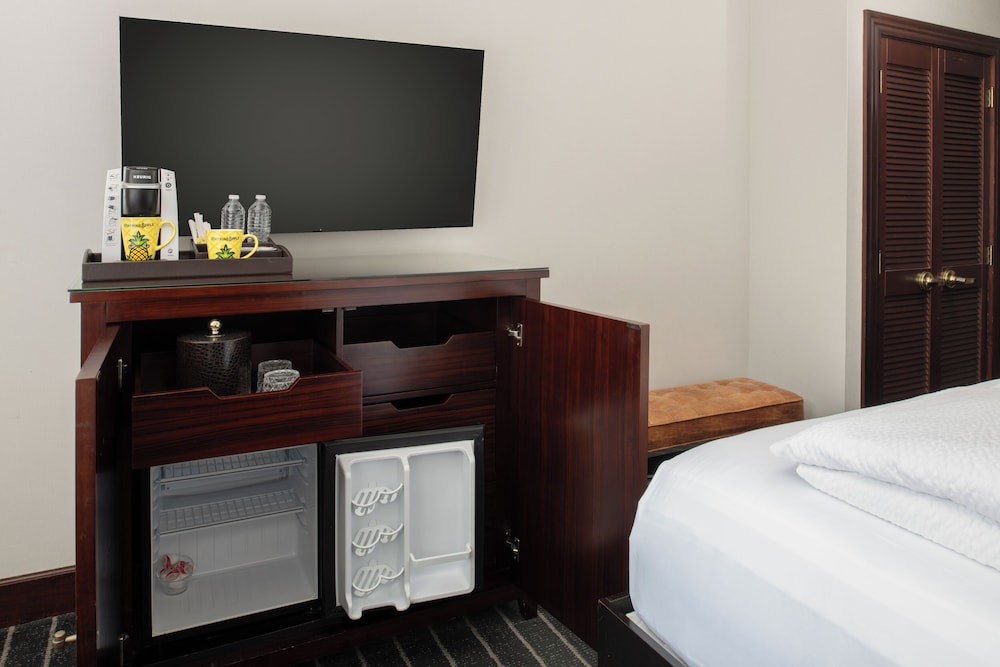 Staypineapple, An Iconic Hotel, The Loop — Hotel rooms in Chicago, Illinois