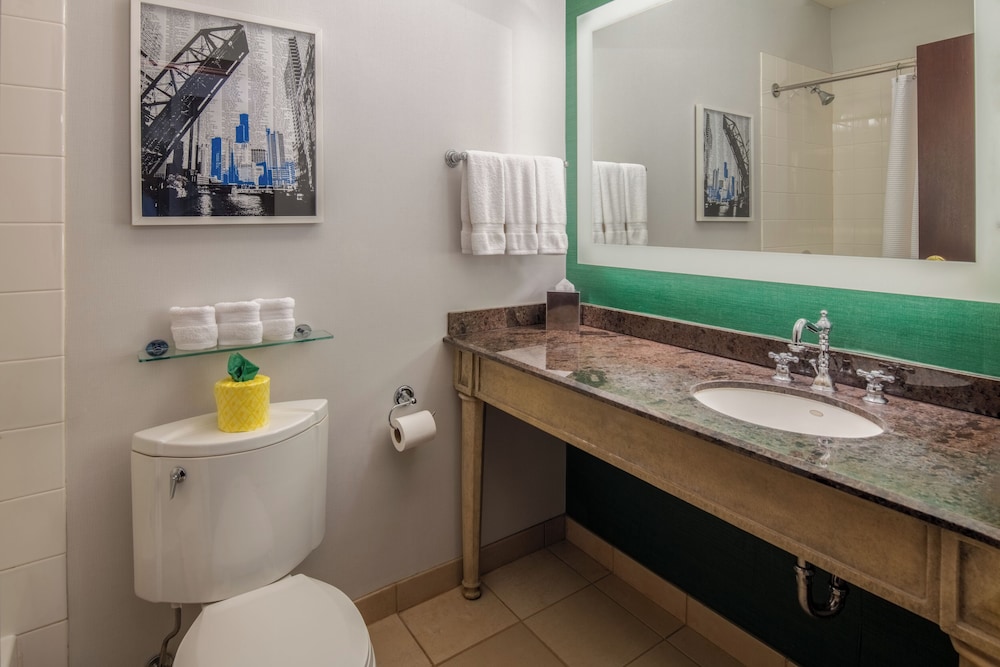 Staypineapple, An Iconic Hotel, The Loop — Hotel rooms in Chicago, Illinois