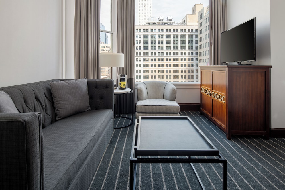 Staypineapple, An Iconic Hotel, The Loop — Hotel rooms in Chicago, Illinois