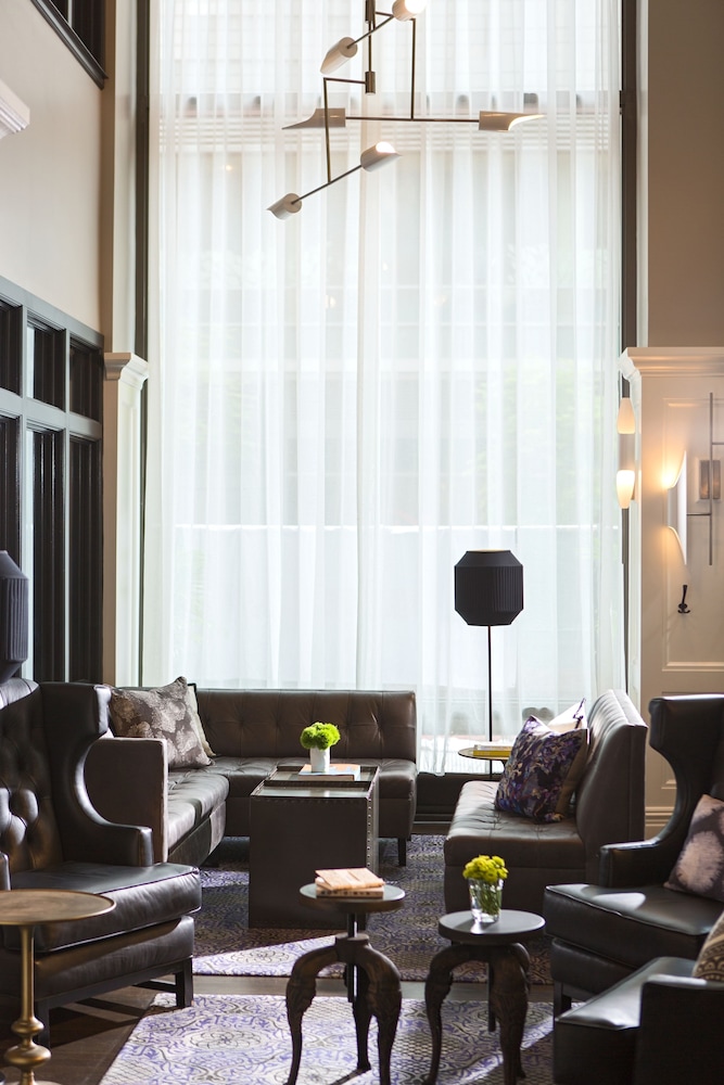 Staypineapple, An Iconic Hotel, The Loop — Hotel building in Chicago, Illinois