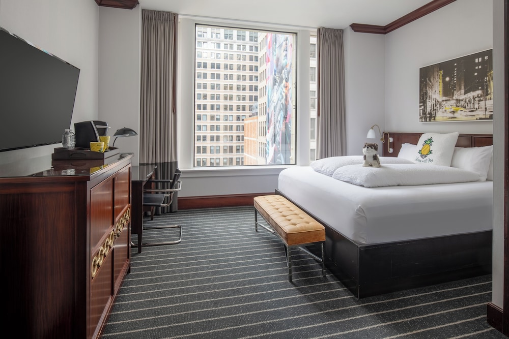 Staypineapple, An Iconic Hotel, The Loop — Hotel rooms in Chicago, Illinois