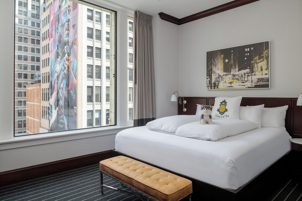Staypineapple, An Iconic Hotel, The Loop — Hotel rooms in Chicago, Illinois